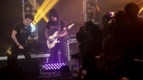 FOTO: Menikmati Aksi Memukau Band Legendaris God Bless
