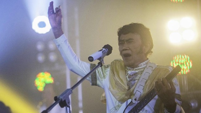 Pedangdut legendaris Rhoma Irama bersama grup musiknya Soneta Group membuat kejutan dengan menjadi bintang tamu dalam konser Deep Purple di Solo, Jawa Tengah.