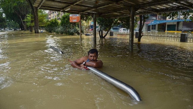 Sejumlah ahli lingkungan dan cuaca mengatakan perubahan iklim yang jadi faktor utama banjir besar di Malaysia.