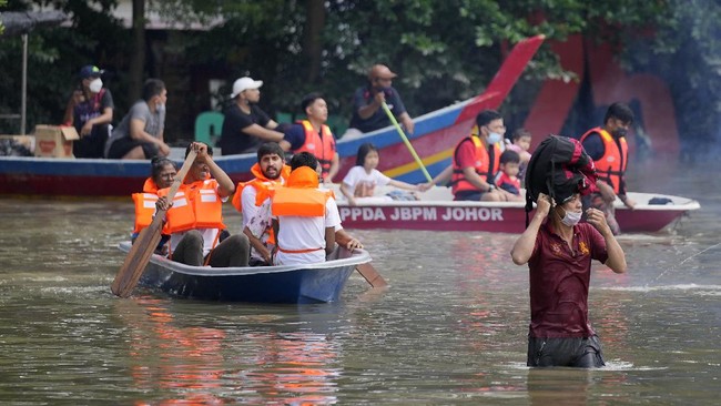 Banyak warga Malaysia mengaku trauma akibat banjir yang terus berulang sejak Desember lalu. Begitu trauma, seorang warga refleks berkemas ketika hujan turun.