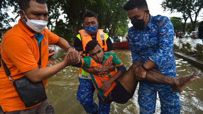 Banjir yang terjadi di Malaysia sudah menewaskan 14 orang dan memaksa 70 ribu warga lainnya mengungsi, terhitung hingga hari ini, Selasa (21/12).