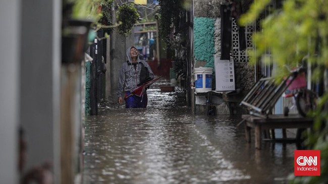 Sedikitnya 10 RT, mayoritas di Jakarta Barat, tergenang banjir akibat hujan deras yang mengguyur wilayah Jakarta siang ini.