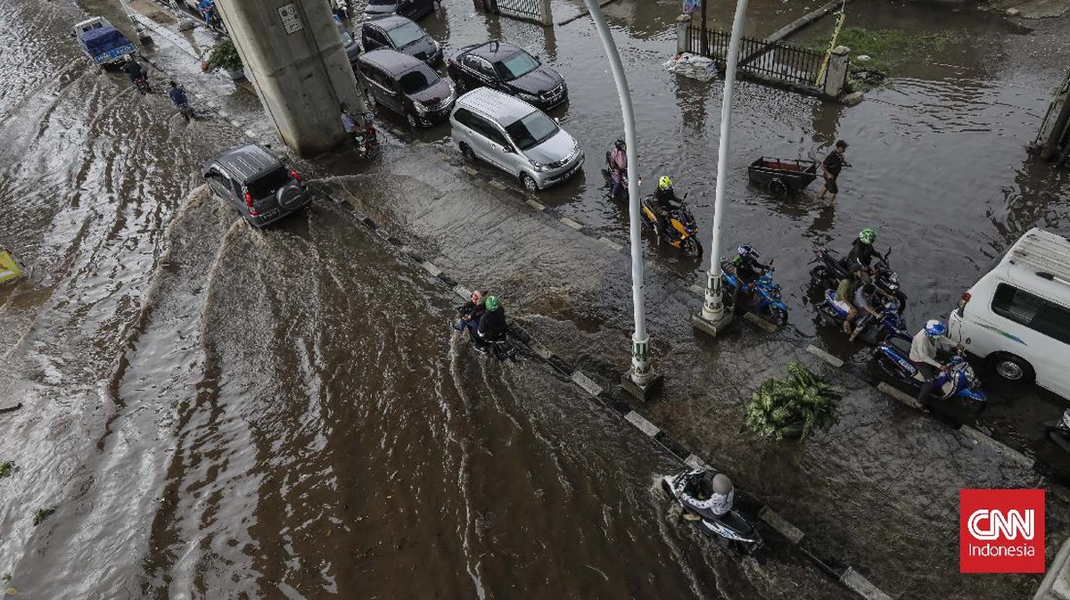 FOTO: Banjir Rendam Ulujami Jakarta Selatan
