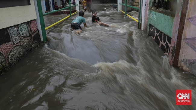 Penyebab banjir yang melanda kawasan Jatinangor dan sekitarnya, Jumat (24/12), selain dipicu hujan deras juga diduga akibat sistem saluran air di tol Cisumdawu.