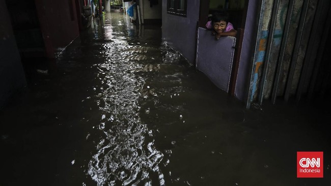 FOTO: Banjir Rendam Ulujami Jakarta Selatan