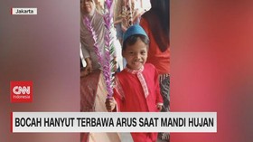 VIDEO: Bocah Hanyut Terbawa Arus Saat Mandi Hujan