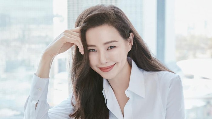 Mantan Miss Korea Sekaligus Aktris Honey Lee Umumkan Kabar Kehamilan