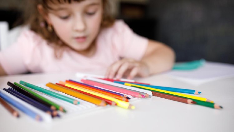 Ilustrasi anak melihat pensil warna Ilustrasi anak melihat pensil warna