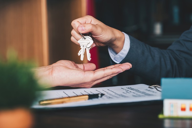 Ilustrasi Beli Rumah estate agent giving house keys to woman and sign agreement in office