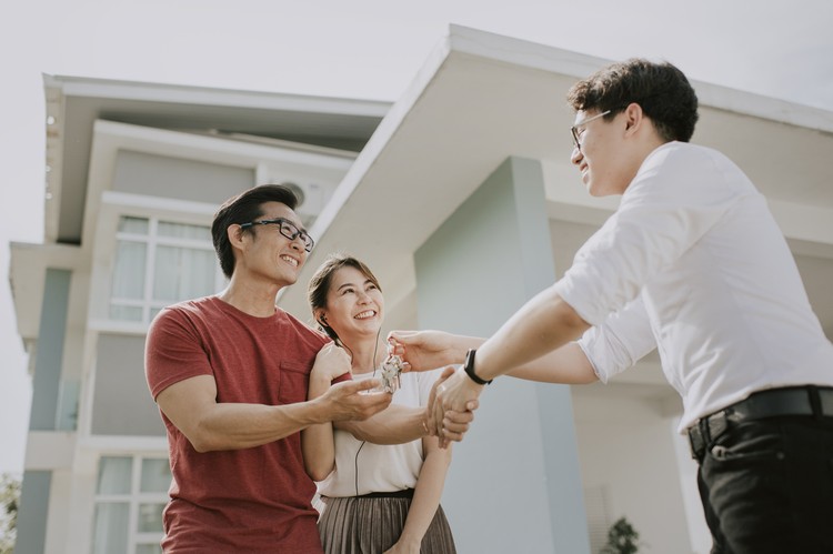 Ilustrasi Beli Rumah an asian chinese family moving into new house and received the house key from real estate agent