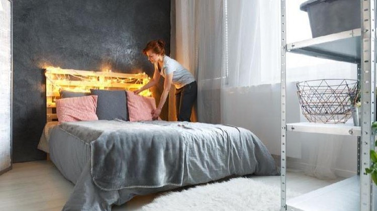 DEKORASI DINDING BATA HINGGA MEMADUKAN RAGAM WARNA Sekarang, Bunda tidak perlu bingung lagi cara mendekorasi kamar arsthetic. Simak beberapa ide dekorasi ini, untuk ciptakan kamar yang nyaman.
