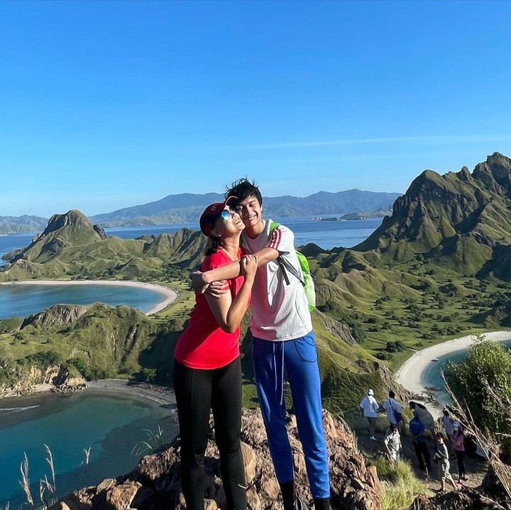 <p>Meski beranjak dewasa, Mario tak segan menampilkan kebersamaan dengan sang Bunda. ((Foto: Instagram @irawbw)</p>