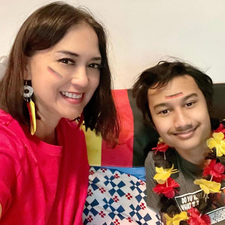 <p>Ira Wibowo dan Mario sangat lengket seperti kakak beradik, nih. Keduanya sangat gemar menyaksikan pertandingan sepakbola. (Foto: Instagram @irawbw)</p>