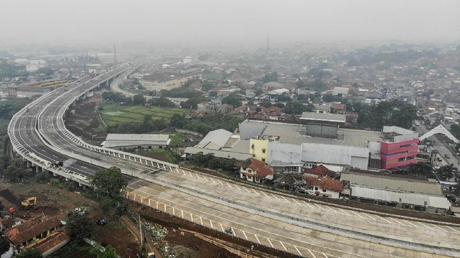 Gubernur Jawa Barat Ridwan Kamil memastikan jalan tol Cisumdawu seksi 1 hingga 3 mulai bisa digunakan untuk mudik Lebaran tahun ini.