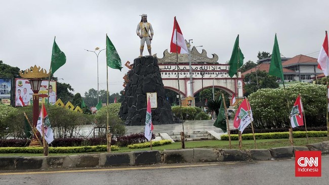 Selain bendera dan atribut NU, baliho bergambar tokoh PKB dan PPP menyemarakkan Lampung jelang Muktamar PBNU yang akan dimulai Rabu (21/12).