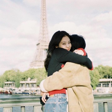 img-title Simak Kedekatan Jennie BLACKPINK dengan Sang Ibu, Sama-Sama Modis dan Akrab Banget!