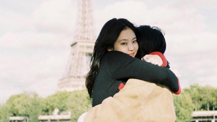 Simak Kedekatan Jennie BLACKPINK dengan Sang Ibu, Sama-Sama Modis dan Akrab Banget!