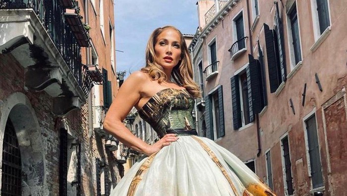 Gaya Paling Fashionable dari Jennifer Lopez Selama 2021, Makin Glowing di Usia 54 Tahun!
