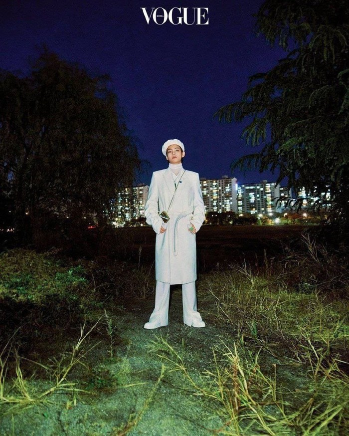 Kim Taehyung memilih outfit serba putih dari koleksi LV. Mulai dari topi baret, long coat, celana hingga sneakers yang ia kenakan. Ketampanan Taehyung atau V memang tidak diragukan lagi ya, Beauties. (@voguekorea)