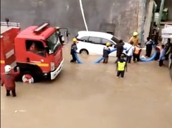 Penampakan Mobil-mobil Terendam Akibat Banjir di Loading Dock Terminal 3 Soetta