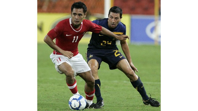 Ponaryo Astaman menceritakan perjalanan kariernya di sepak bola yang terinspirasi Bima Sakti hingga cetak gol spektakuler di Piala Asia 2004.