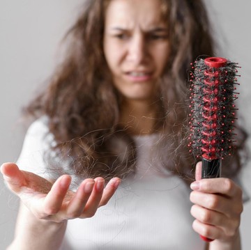 img-title Sampo dengan Kandungan Biotin Bisa Atasi Masalah Rambut Rontok? Simak Faktanya di Sini!