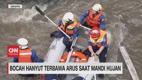 VIDEO: Bocah Hanyut Terbawa Arus Saat Mandi Hujan