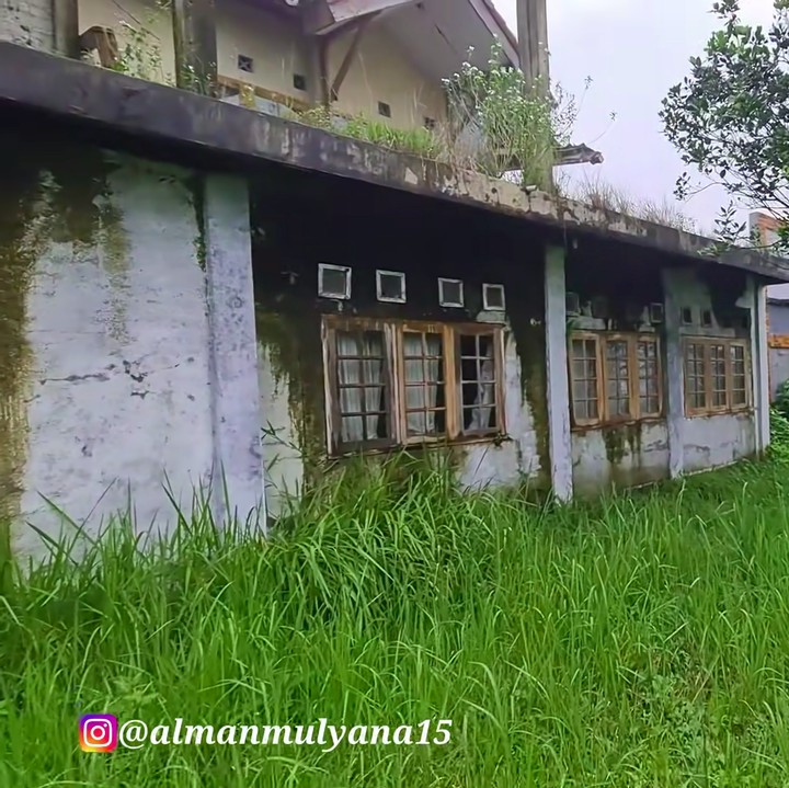 <p>Seluruh rumah di kampung ini memiliki rumah yang sangat mewah, Bunda. Sayangnya, rumah-rumah ini telah ditinggalkan oleh pemiliknya. (Foto: YouTube Alman Mulyana)</p>