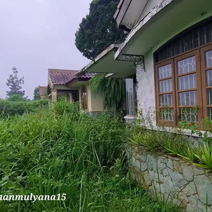 <p>Kalau dilihat-lihat, hampir seluruh rumah di kampung ini masih bisa ditempati, Bunda. Bangunan masih terlihat bagus tanpa ada pondasi yang rubuh. (Foto: YouTube Alman Mulyana)</p>