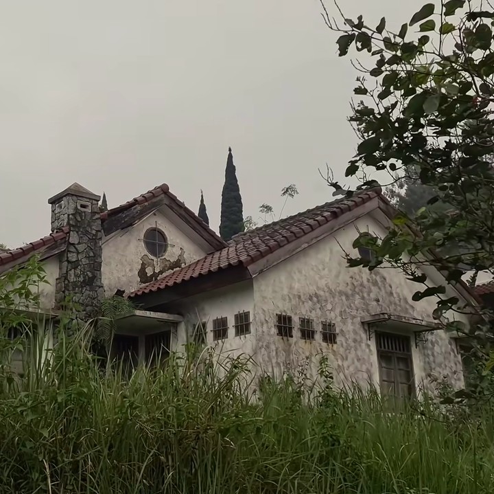 <p>Setelah menelurusi kampung itu, Alman masih belum mengetahui secara pasti apa yang menyebabkan warga kampung pergi meninggalkan rumah mewah mereka, Bunda. (Foto: YouTube Alman Mulyana)</p>
