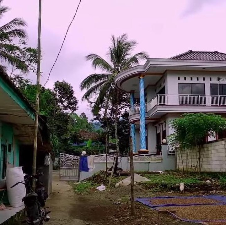 <p>Kemudian tak jauh dari rumah tersebut, terdapat rumah mewah lagi. Desainnya hampir sama dan diketahui pemiliknya adalah seorang pedagang pakaian di Tanah Abang. (Foto: YouTube Jejak Bang Ibra)</p>