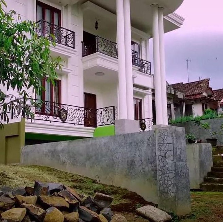 <p>Di antara rumah-rumah sederhana di kampung tersebut, berdiri rumah mewah bak istana. Nuansa serba putih dan terdapat pilar membuat rumah tersebut terlihat megah. (Foto: YouTube Jejak Bang Ibra)</p>