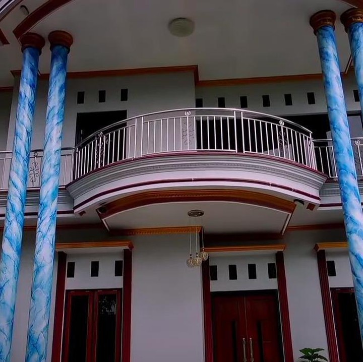<p>Selain rumahnya yang besar, halaman di sekitarnya juga luas. Menurut orang tua sang pemilik, pemiliknya hanya sesekali menempati rumah tersebut jika sedang pulang kampung. (Foto: YouTube Jejak Bang Ibra)</p>