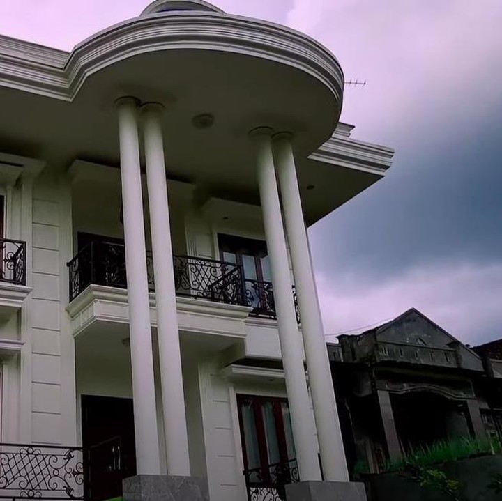 <p>Rumah tersebut diketahui milik pedagang Tanah Abang, Bunda. Hal ini diketahui dari salah satu orang tua pemilik rumah mewah di kampung tersebut. (Foto: YouTube Jejak Bang Ibra)</p>