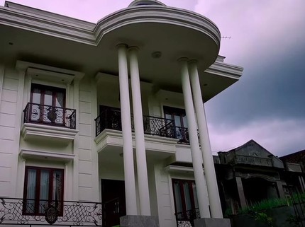 7 Potret Rumah Mewah di Cilacap, Ternyata Milik Pedagang Tanah Abang Bun
