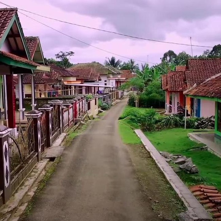 <p>Pemandangan khas ala pedesaan begitu melekat di Desa Jambu, Cilacap, Jawa Tengah. Banyak kebun dan terlihat sejuk. Namun, di dalam kampung ini, terdapat deretan rumah mewah, lho. (Foto: YouTube Jejak Bang Ibra)</p>