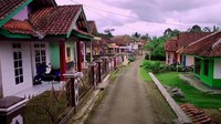 <p>Pemandangan khas ala pedesaan begitu melekat di Desa Jambu, Cilacap, Jawa Tengah. Banyak kebun dan terlihat sejuk. Namun, di dalam kampung ini, terdapat deretan rumah mewah, lho. (Foto: YouTube Jejak Bang Ibra)</p>