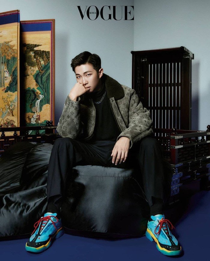Sang leader BTS, Kim Namjoon tampil cool dengan jaket berwarna hijau dengan motif logo LV tentunya. Dipadukan dengan outfit hitam dan sneakers biru, aura leader sangat terpancar ya.(@voguekorea)