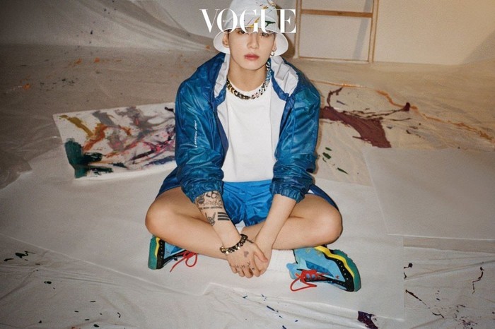 Si bungsu atau maknae, Jungkook terlihat sangat tampan mengenakan 2054 printed windbreaker jaket warna biru yang ia padukan dengan tshirt putih dan short pant berwarna senada dari LV. Bucket hat dan sneakers biru juga melengkapi tampilannya.(@voguekorea)