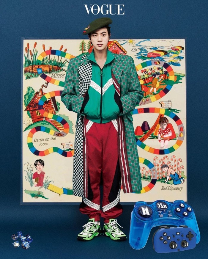 Tampil layaknya seniman lengkap dengan topi baret, nyatanya menambah ketampanan Jin. Tampil dengan koleksi Spring 2022 Menswear, Jin memadukan tracksuit hijau dengan celana merah dilengkapi dengan geometris coat. (@voguekorea)