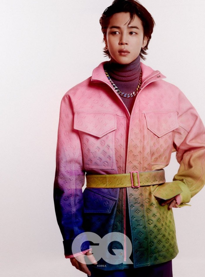 Terlihat edgy dan stylish, Jimin mengenakan jaket gradasi pink dan ungu. Dengan aksen kantong besar di bagian depan dan logo LV tentunya membuatnya sangat colorful. Untuk inner ia memilih turtleneck berwarna ungu. (@voguekorea)