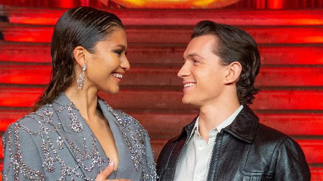 Gugup, Tom Holland Ajak Zendaya Bertemu Tobey dan Andrew Garfield