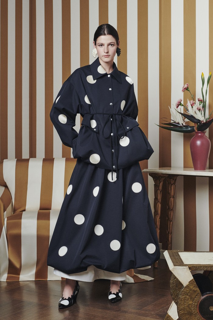 Eksplorasi akan tampilan yang sarat akan fantasi dan optimis menjadi inspirasi akan koleksi Tory Burch untuk musim resort 2022 ini di mana sebagai koleksi transisi sebelum musim semi. Foto: Courtesy of Tory Burch