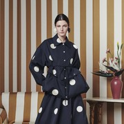 Interpretasi Gaya Feminin Penuh Motif nan Elegan di Koleksi Terbaru Tory Burch