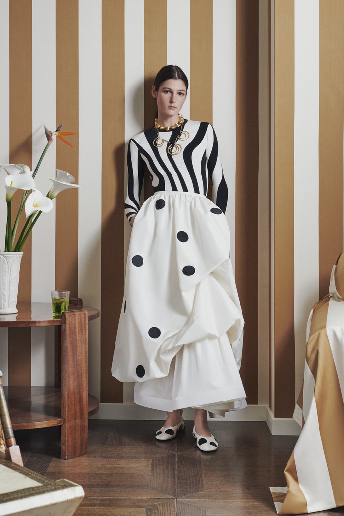 Motif menjadi elemen kunci dalam koleksi ini. Khususnya polkadot yang tak hanya berkesan feminin tapi juga menjadi lebih artsy dan dinamis ketika dikenakan bersama corak garis. Foto: Courtesy of Tory Burch
