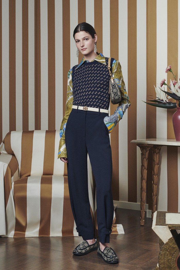 Agar lebih formal dan kasual, kenakan motif bernuansa feminin yang ramai bersama sweater dan celana warna gelap. Foto: Courtesy of Tory Burch