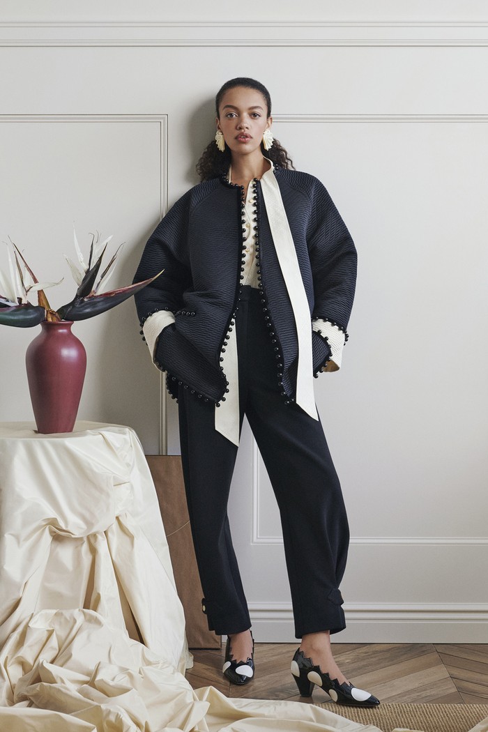 Siluet oversized dibuat lebih feminin dalam desain jaket yang chic.Foto: Courtesy of Tory Burch