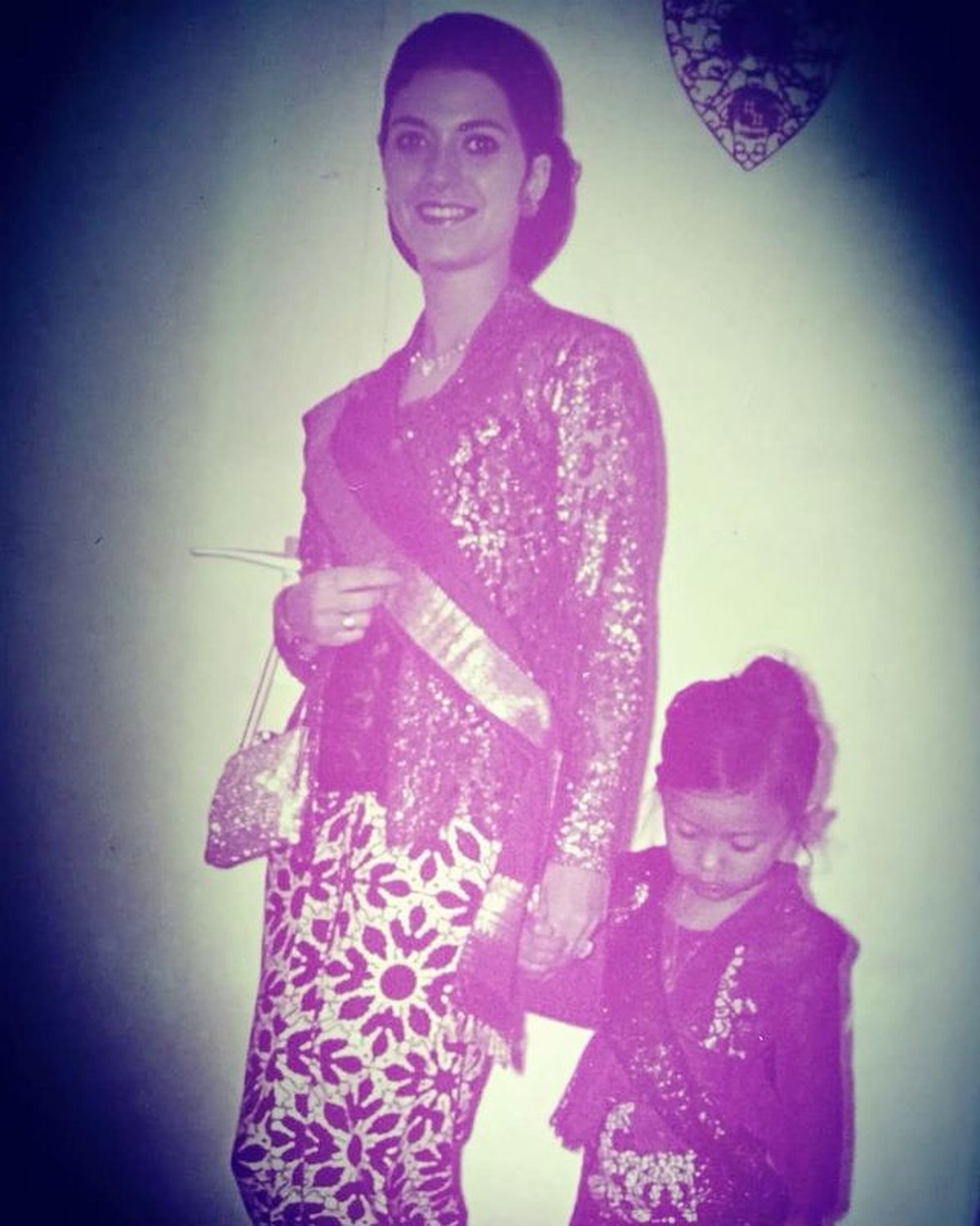 Ira Wibowo sedang berbahagia merayakan ulang tahunnya yang ke 54 dan mengunggah foto masa kecilnya&period; Yuk intip potretnya&excl;