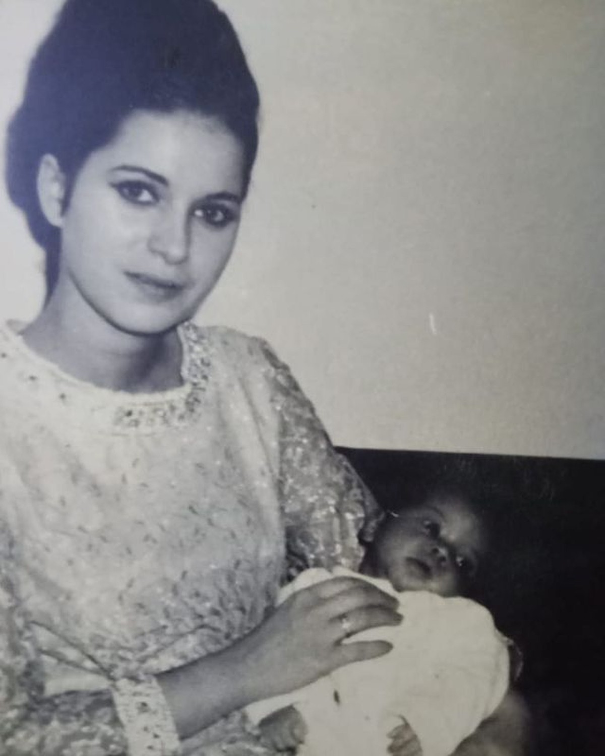 Ira Wibowo sedang berbahagia merayakan ulang tahunnya yang ke 54 dan mengunggah foto masa kecilnya&period; Yuk intip potretnya&excl;