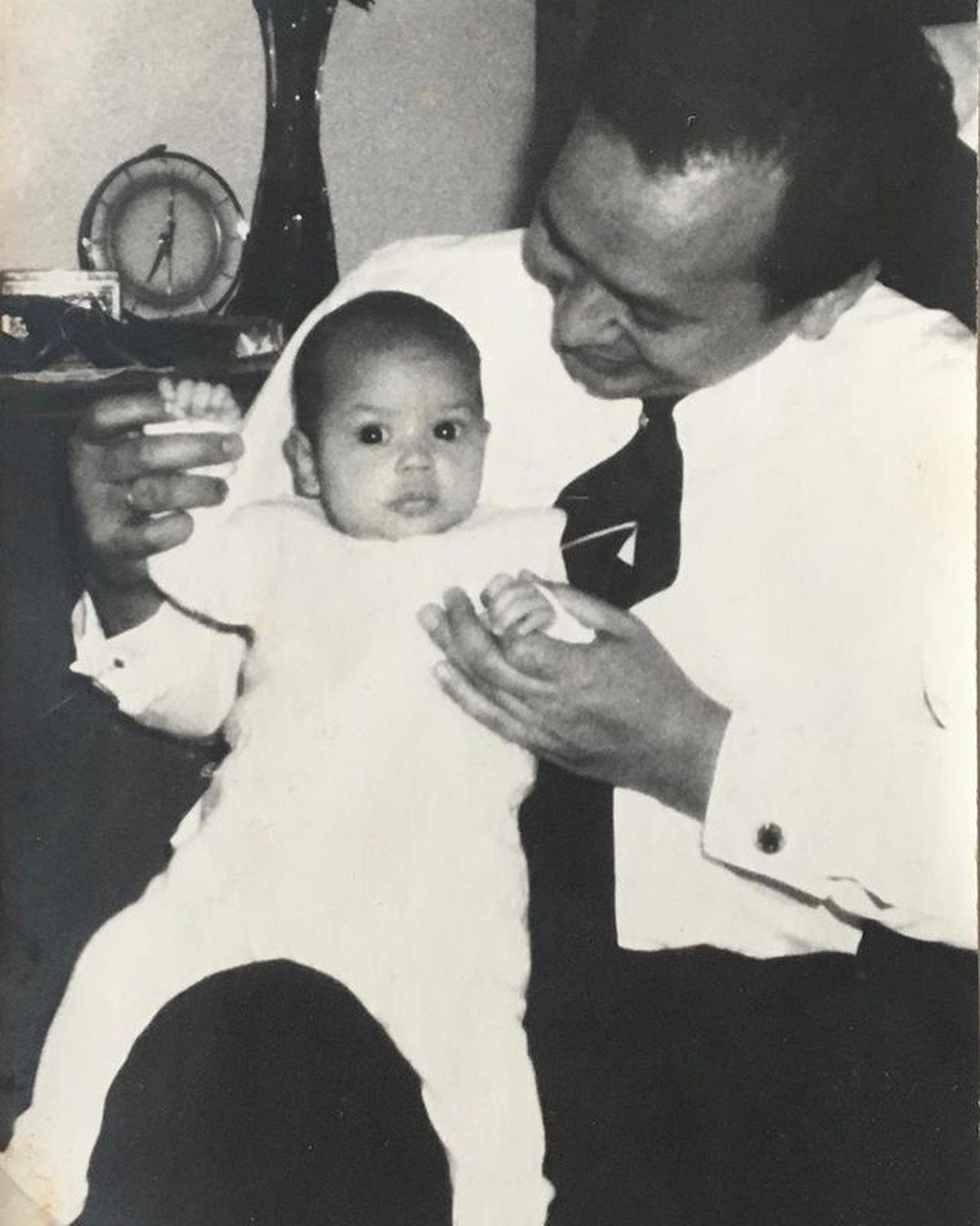 Ira Wibowo sedang berbahagia merayakan ulang tahunnya yang ke 54 dan mengunggah foto masa kecilnya&period; Yuk intip potretnya&excl;